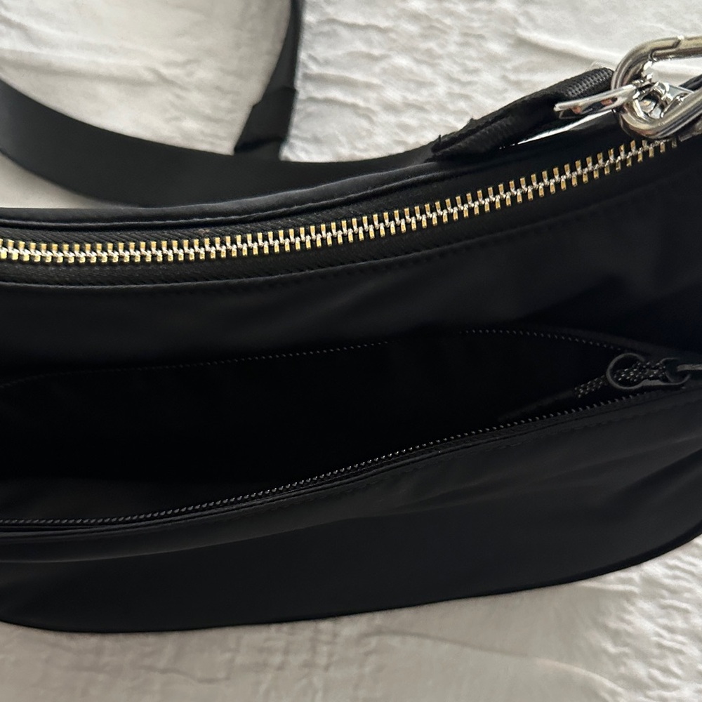 City Essentials Small Shoulder Bag 3L - Picture 10 of 13